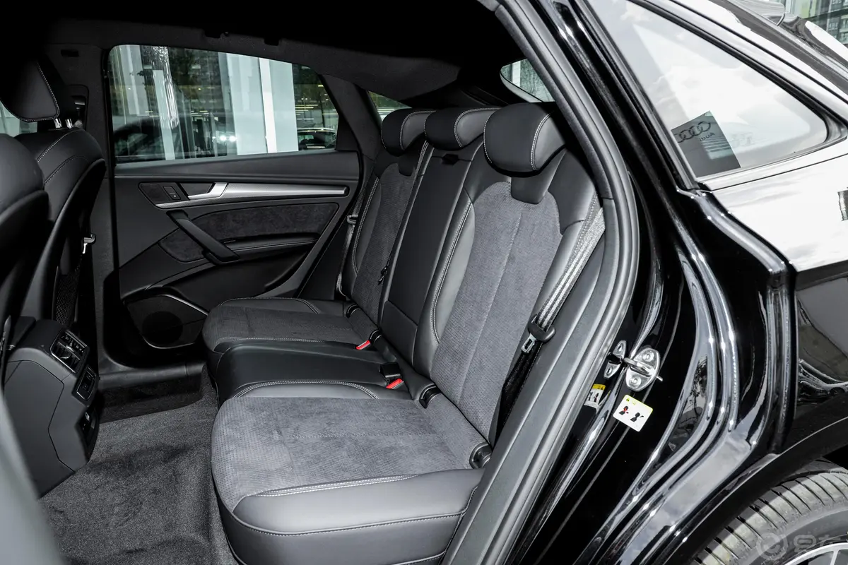 奥迪Q5L Sportback改款 40 TFSI 豪华型后备厢开启45度侧拍