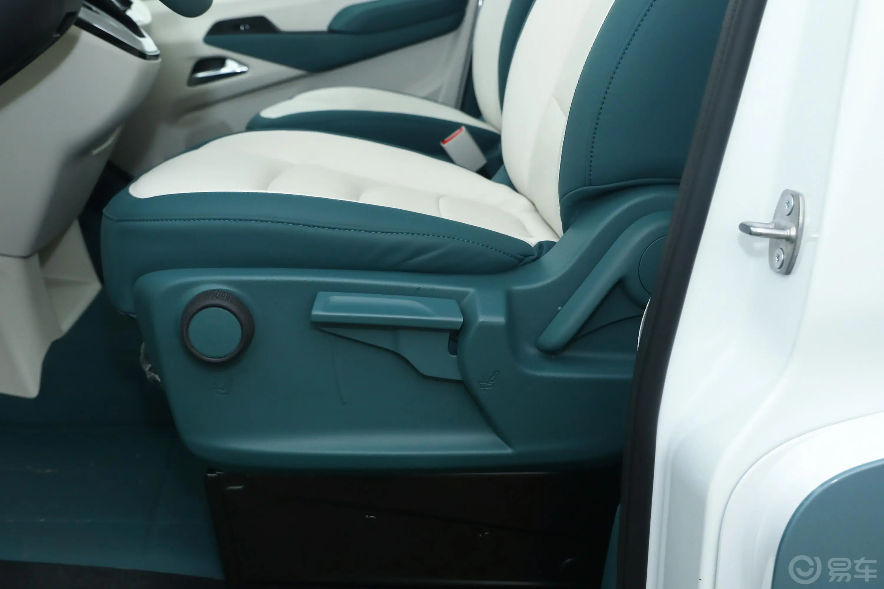 新途EV90旅行家主驾座椅调节