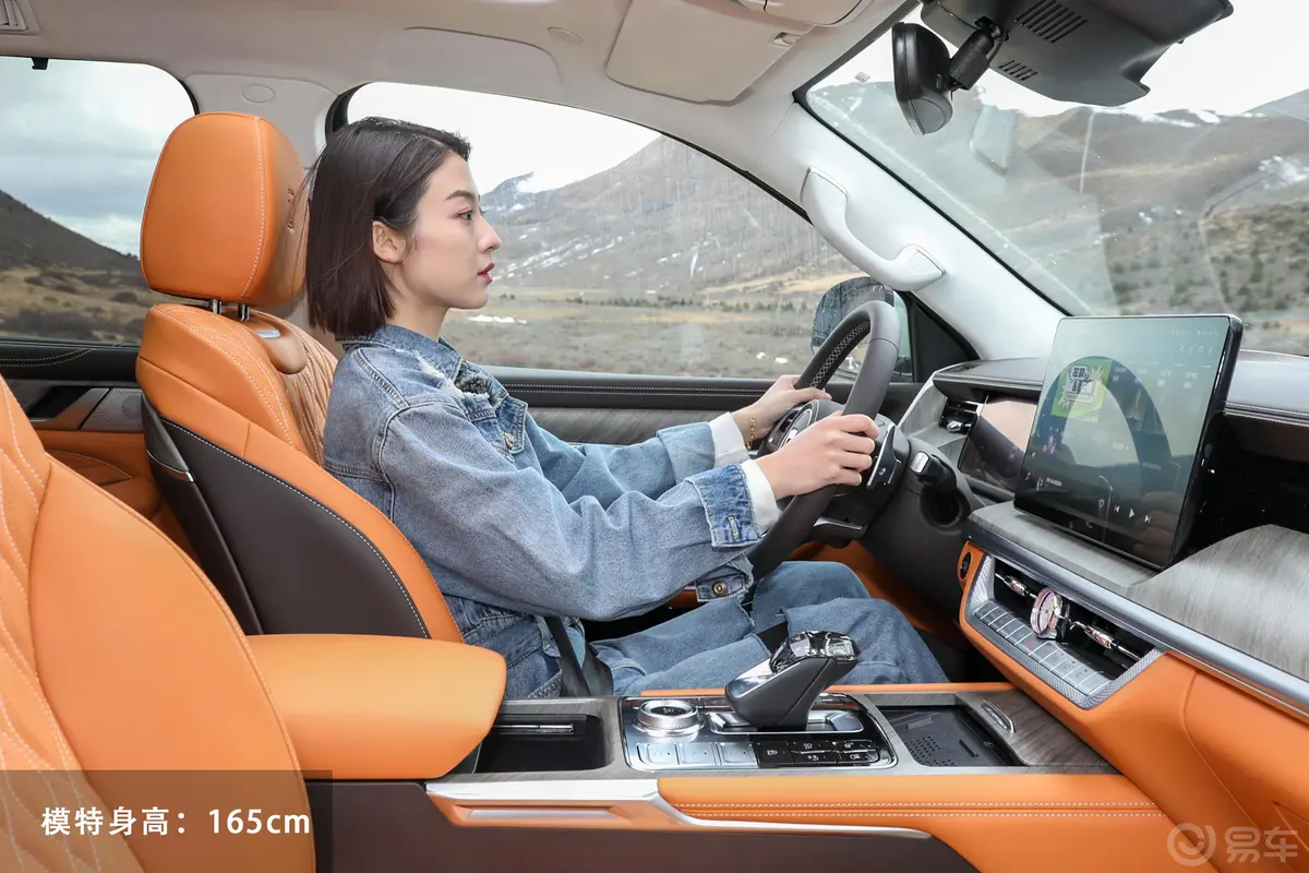 坦克500运动版 3.0T 造境型 5座前排空间体验