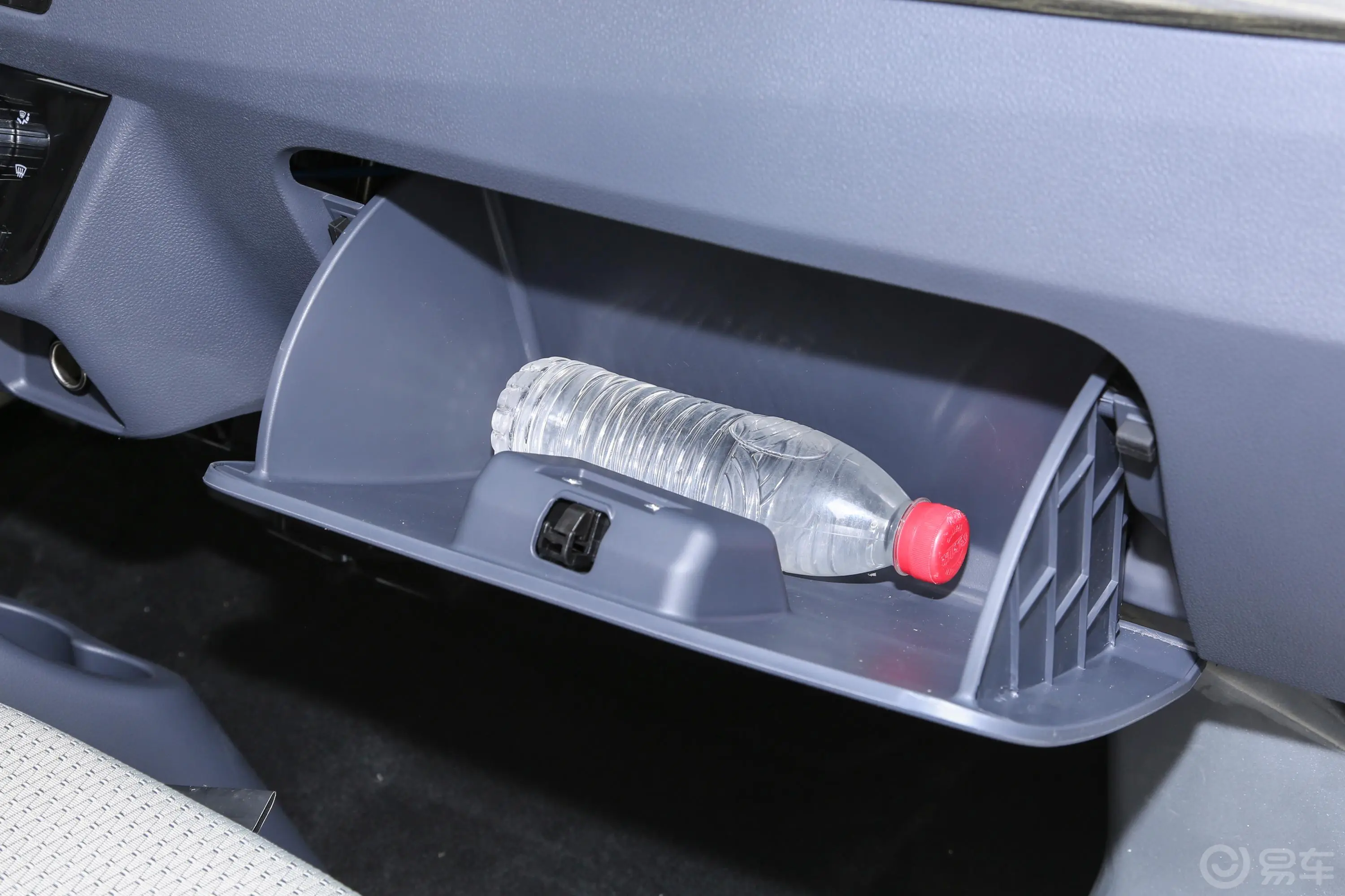 金杯小海狮X301.5L 货车超享型无空调版 2/5座手套箱空间水瓶横置