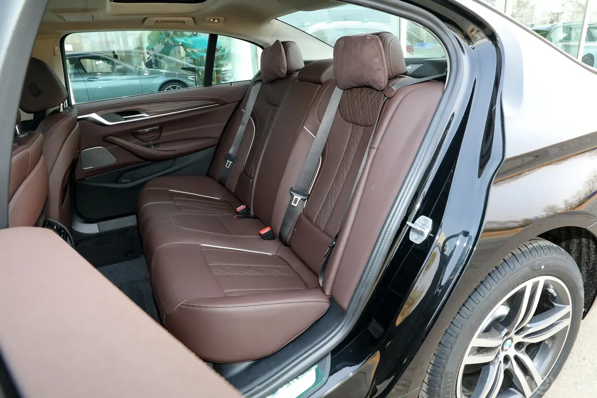 宝马5系530Li xDrive 豪华套装后排座椅