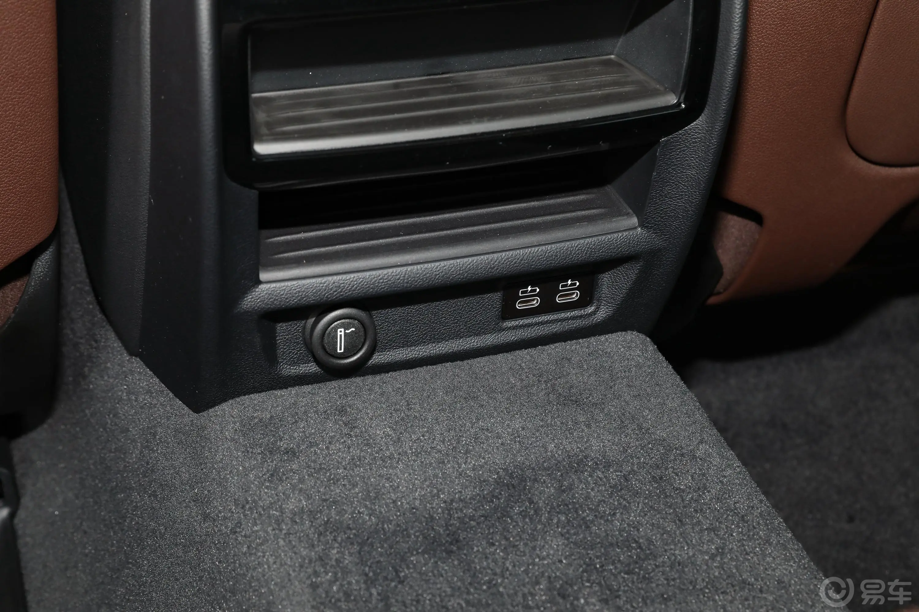 宝马5系530Li xDrive 豪华套装后排充电口