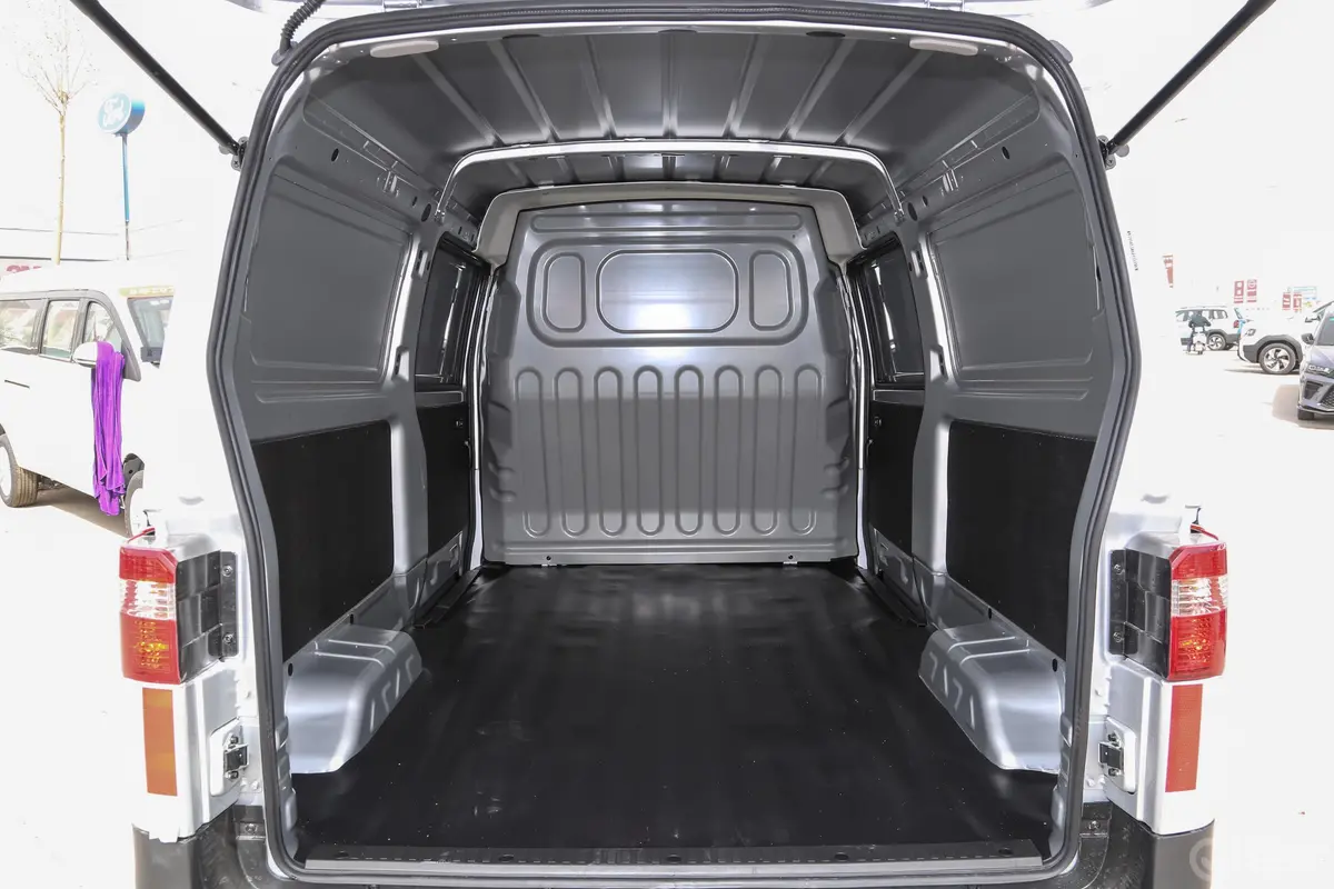 金杯小海狮X301.5L 货车超享型无空调版 2/5座后备厢空间特写