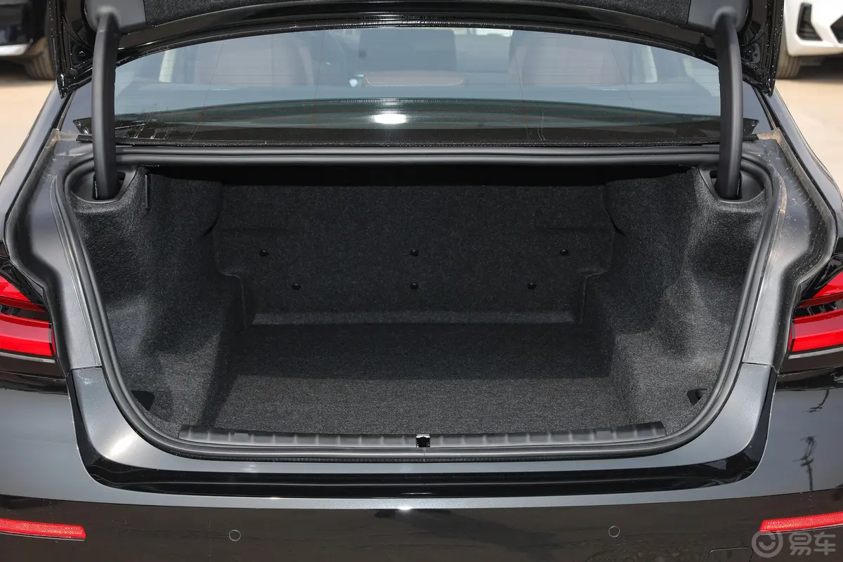 宝马5系530Li xDrive 豪华套装后备厢空间特写