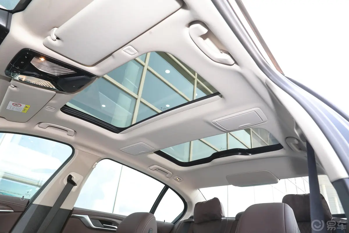 宝马5系530Li xDrive 豪华套装天窗内拍关闭