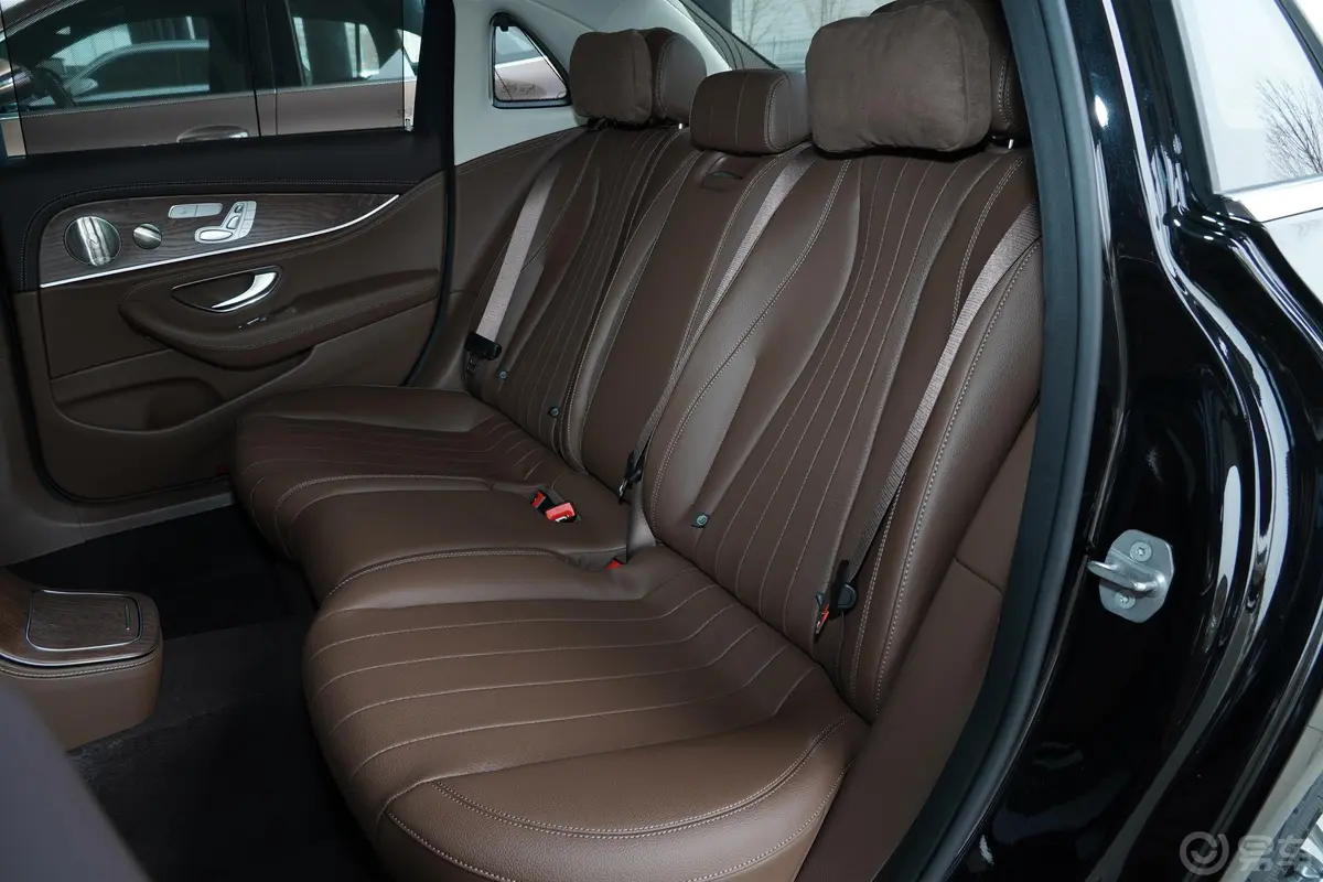 奔驰E级改款 E 300 L 豪华型后备箱内座椅放倒按钮