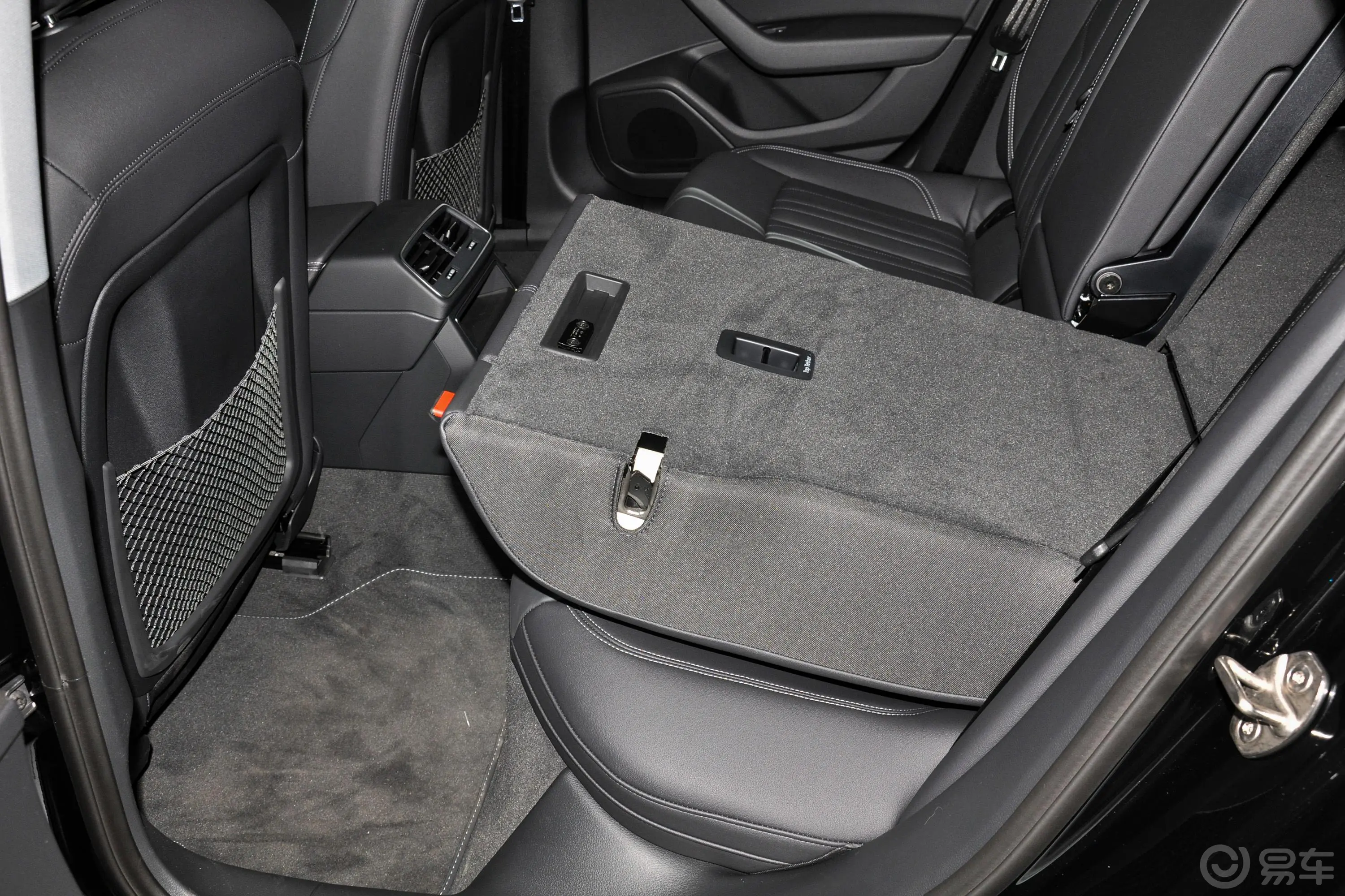 奥迪A6Avant 40 TFSI 豪华动感型后备箱内座椅放倒按钮