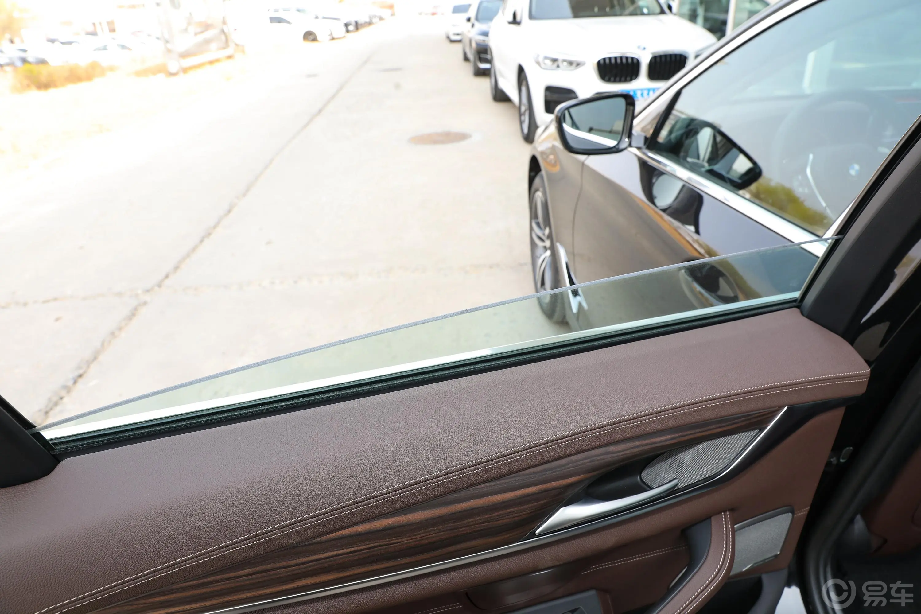 宝马5系530Li xDrive 豪华套装后排玻璃材质特写