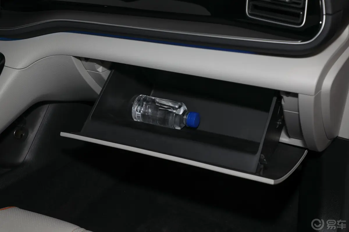 秦PLUS新能源EV 冠军版 610km 卓越型手套箱空间水瓶横置