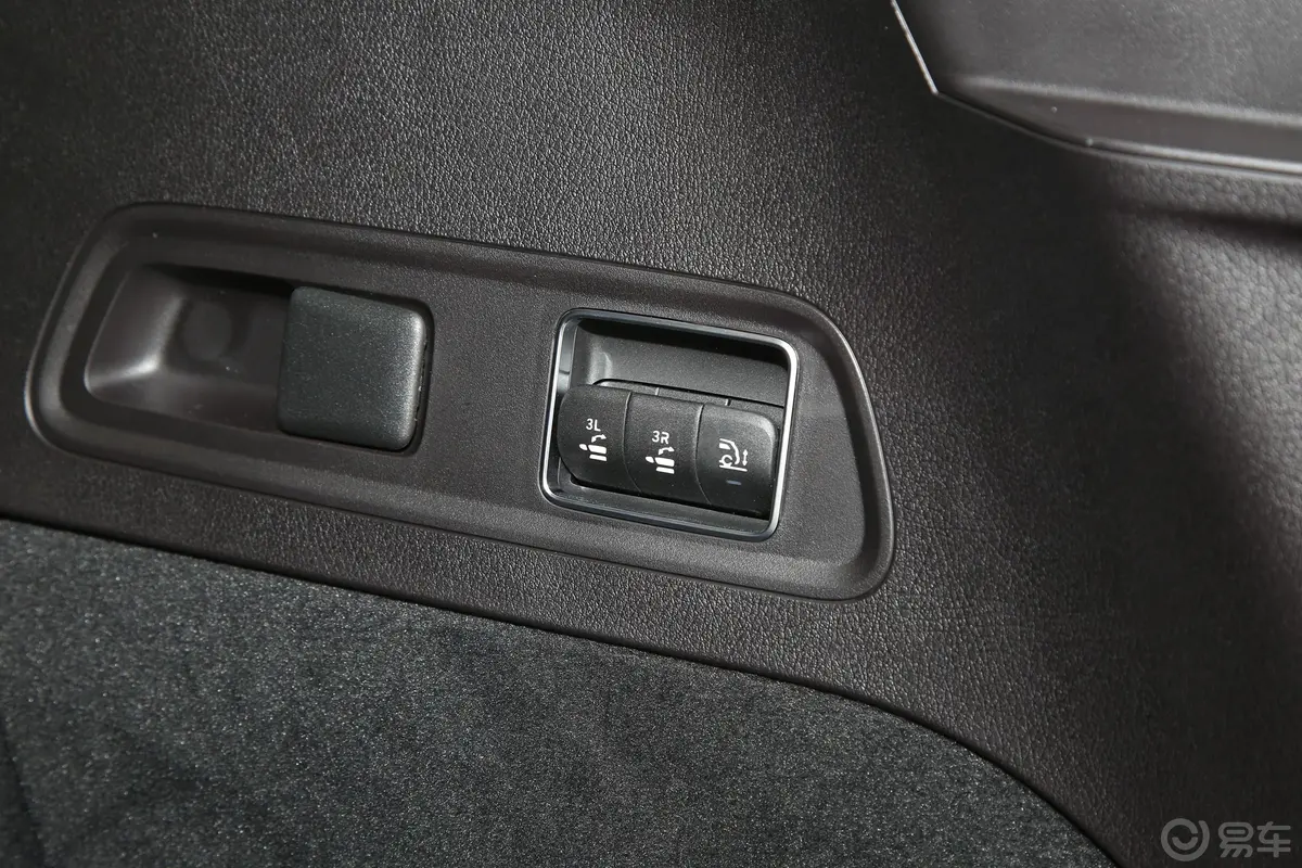 奔驰GLS改款 GLS 450 4MATIC 时尚型后备箱内座椅放倒按钮