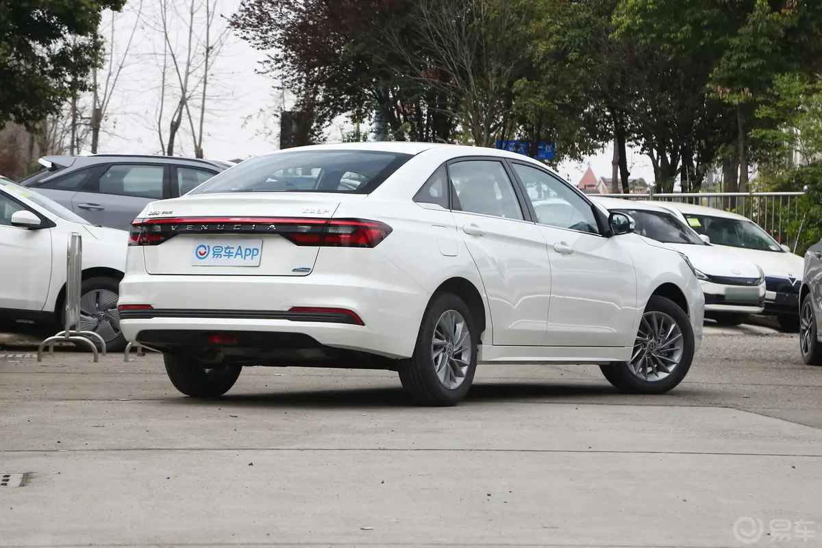 启辰D60PLUS 1.6L 潮领版侧后45度车头向右水平