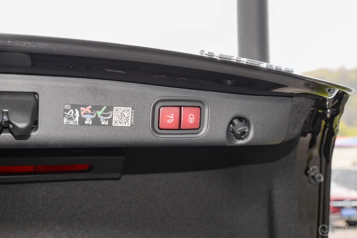 奔驰E级改款 E 300 L 运动豪华型电动尾门按键（手动扶手）