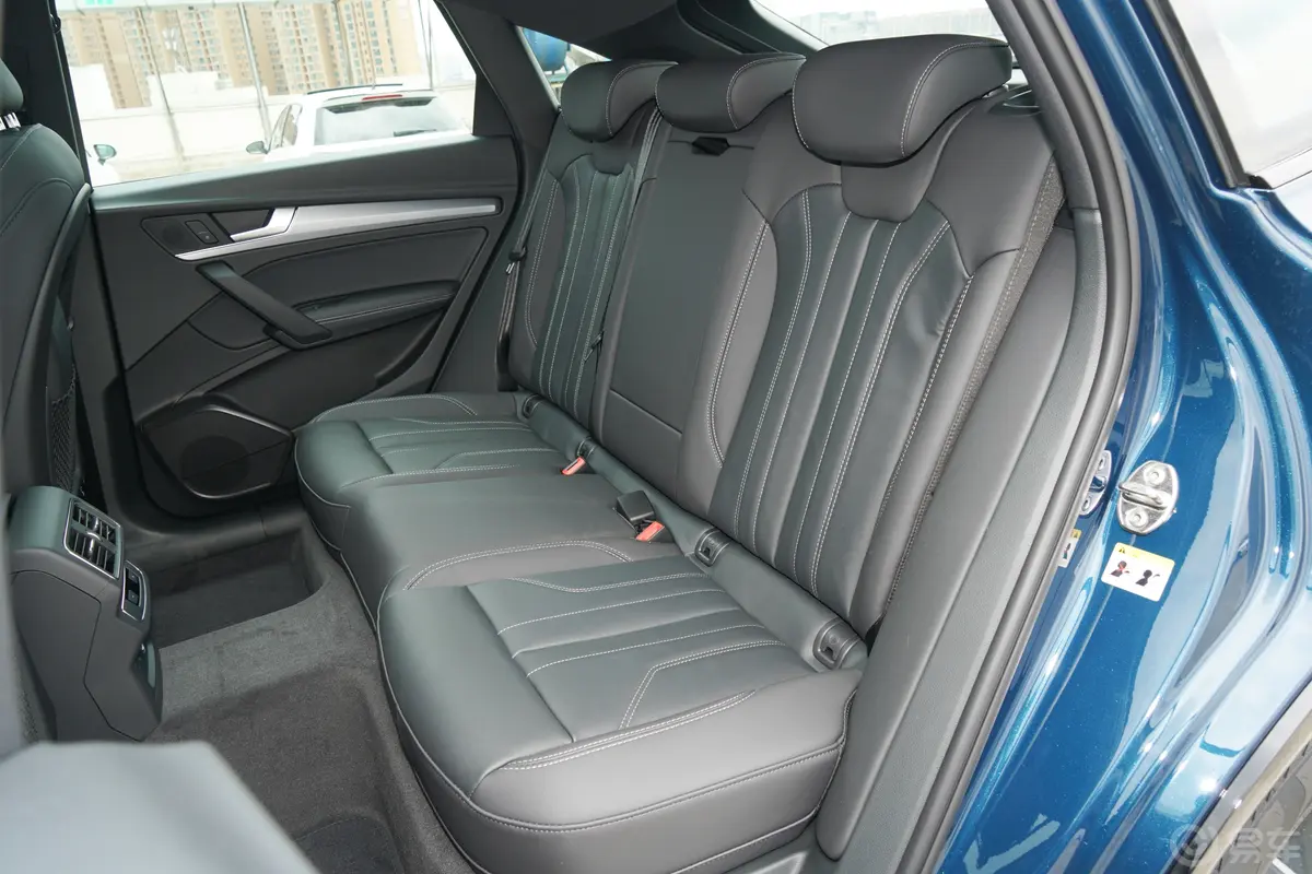 奥迪Q5L Sportback改款 40 TFSI 时尚型后排空间