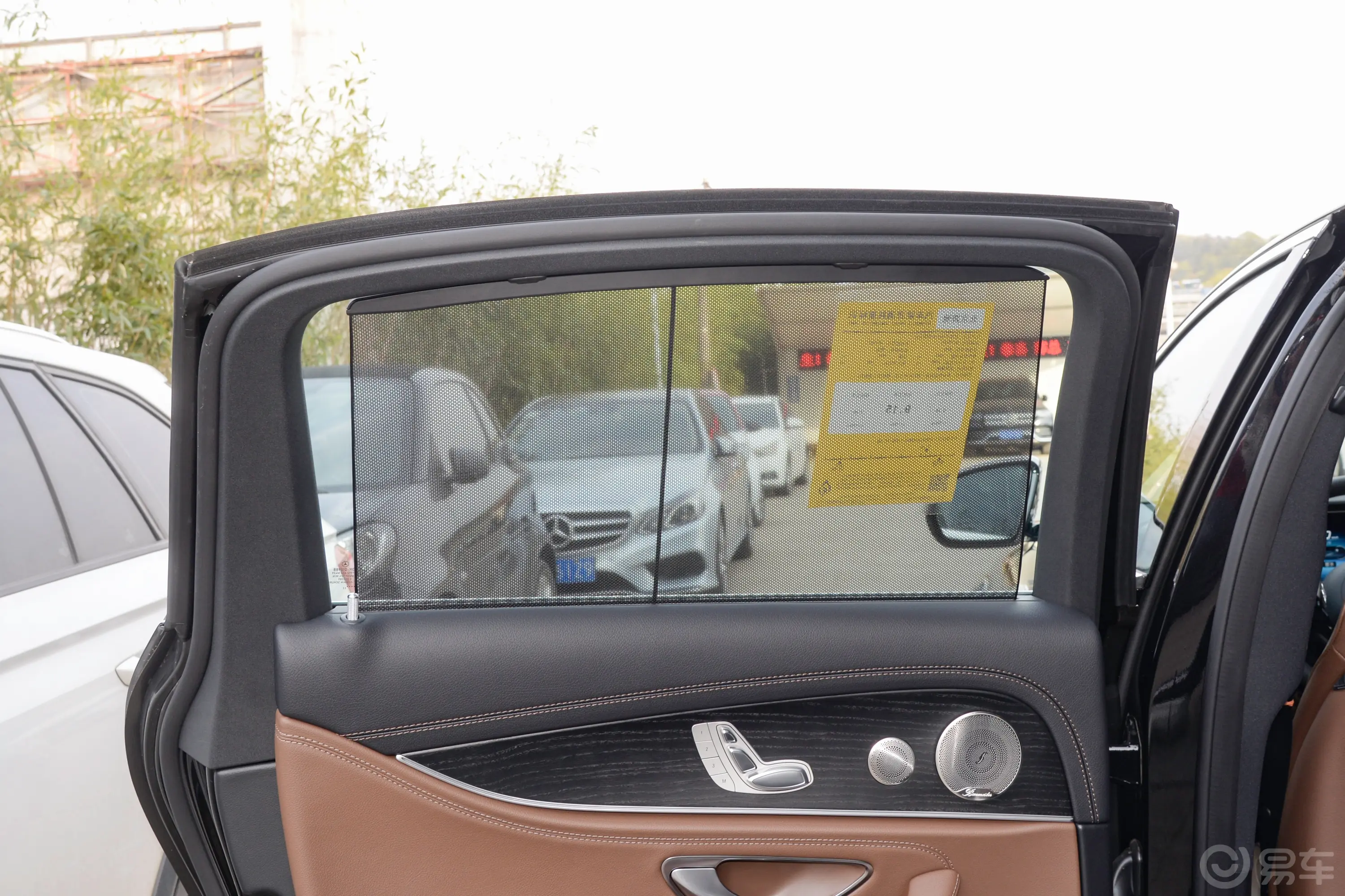 奔驰E级改款 E 300 L 运动豪华型后排侧窗遮阳帘