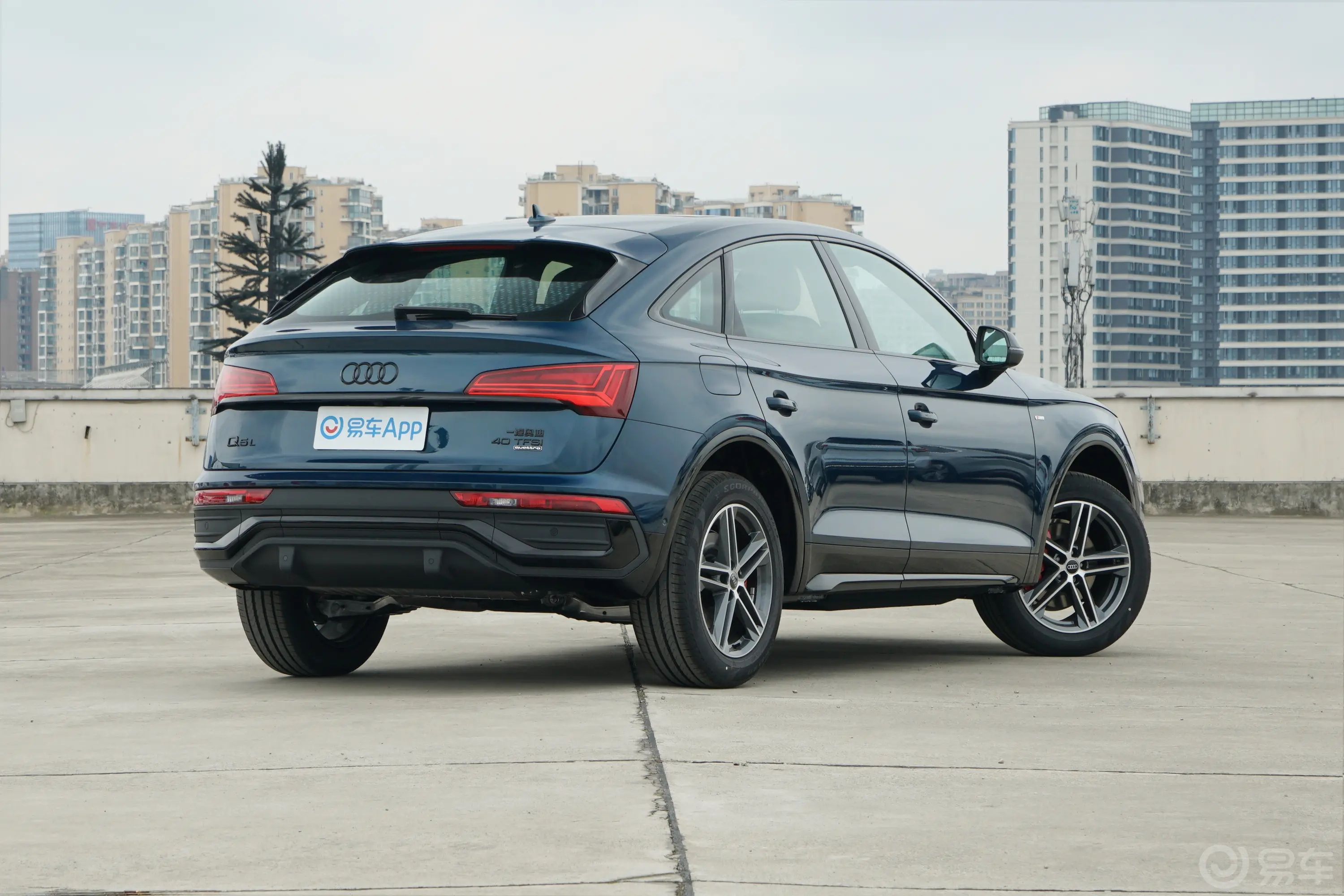 奥迪Q5L Sportback改款 40 TFSI 时尚型侧后45度车头向右水平