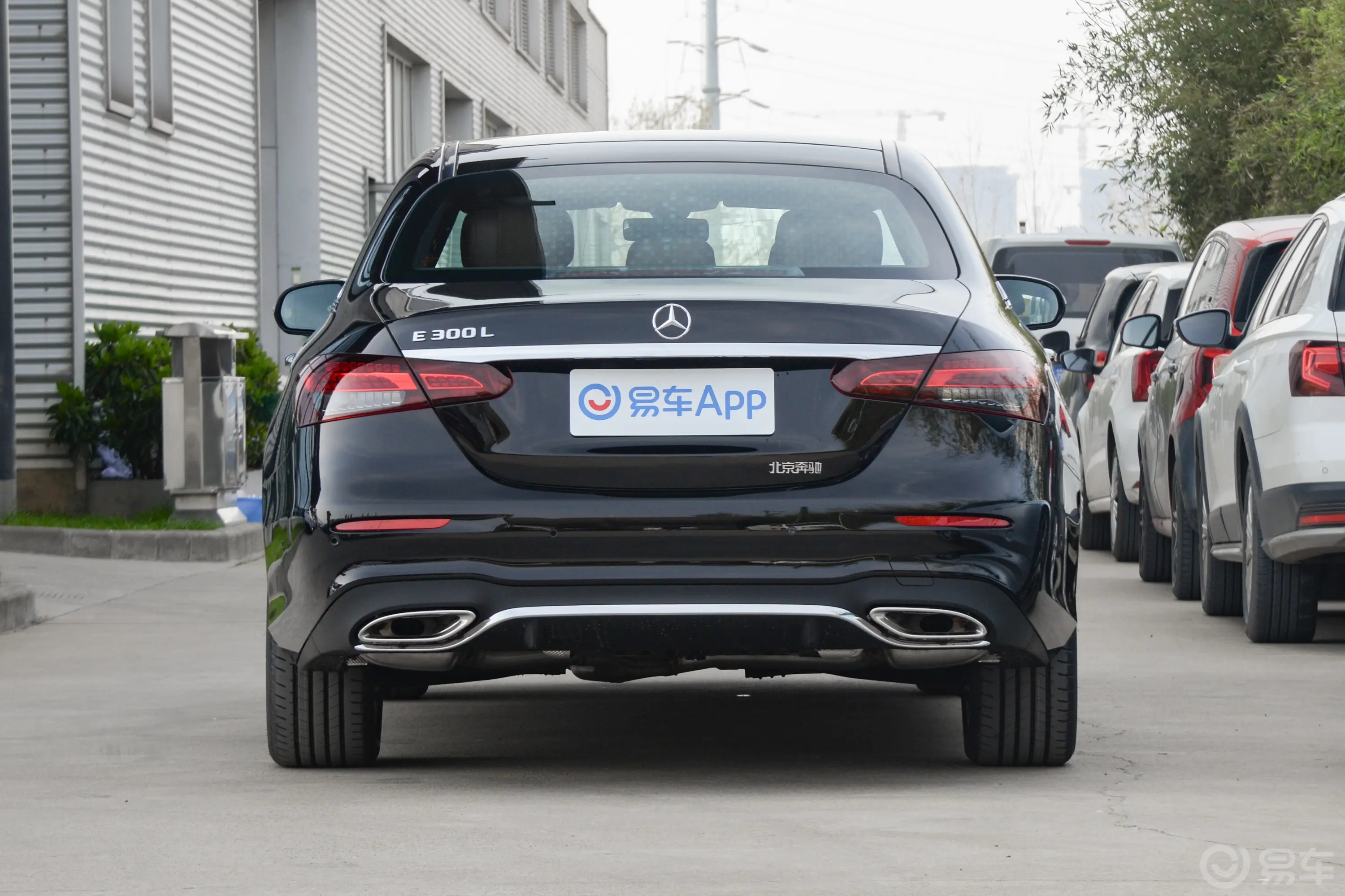 奔驰E级改款 E 300 L 运动豪华型正后水平