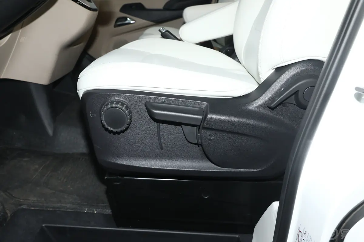 新途V90定制版 2.0T 宜动生活家主驾座椅调节