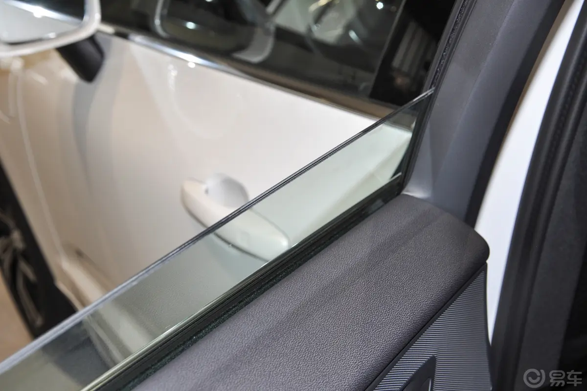 沃尔沃XC60新能源T8 长续航 智远豪华乐享版后排玻璃材质特写