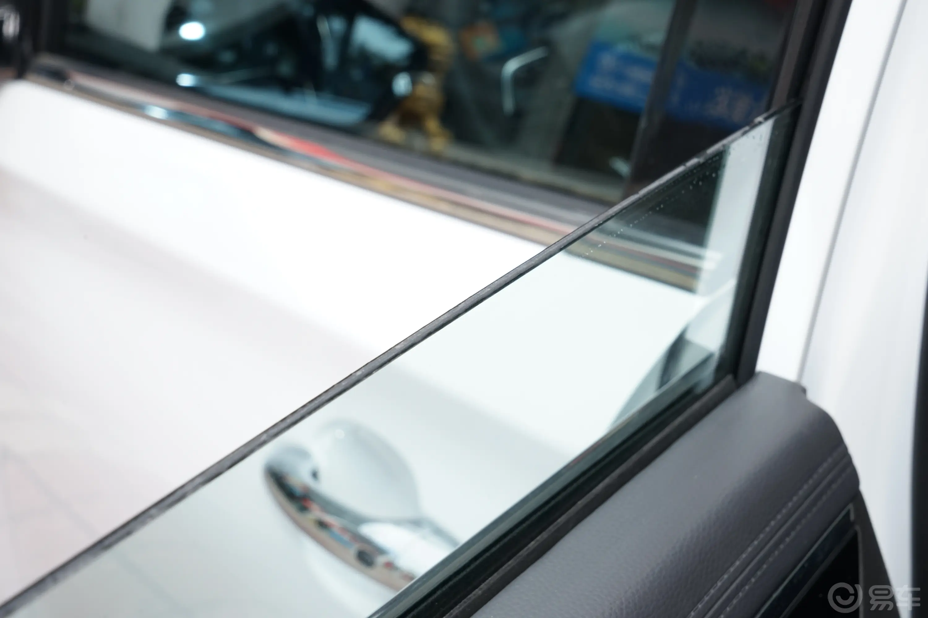 捷途X95改款 1.6T 至尊版 7座后排玻璃材质特写