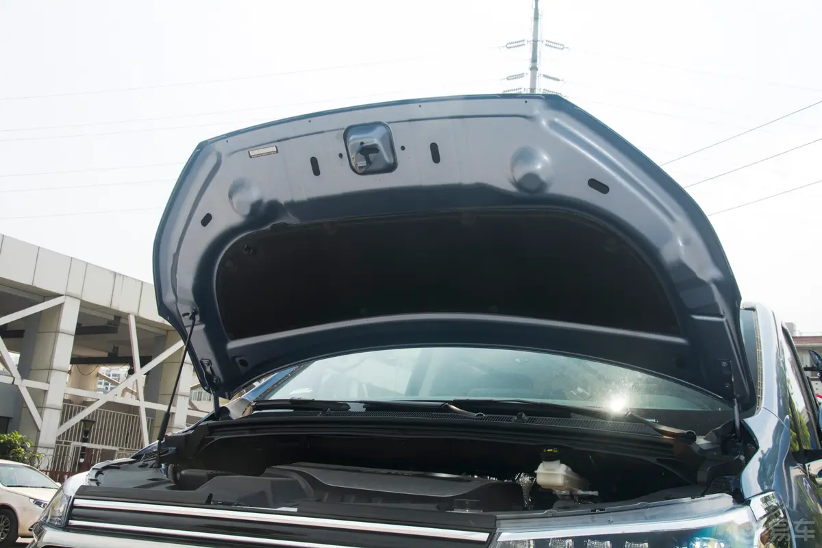 大通G20PLUS 2.0T 自动尊雅版 汽油发动机舱盖内侧