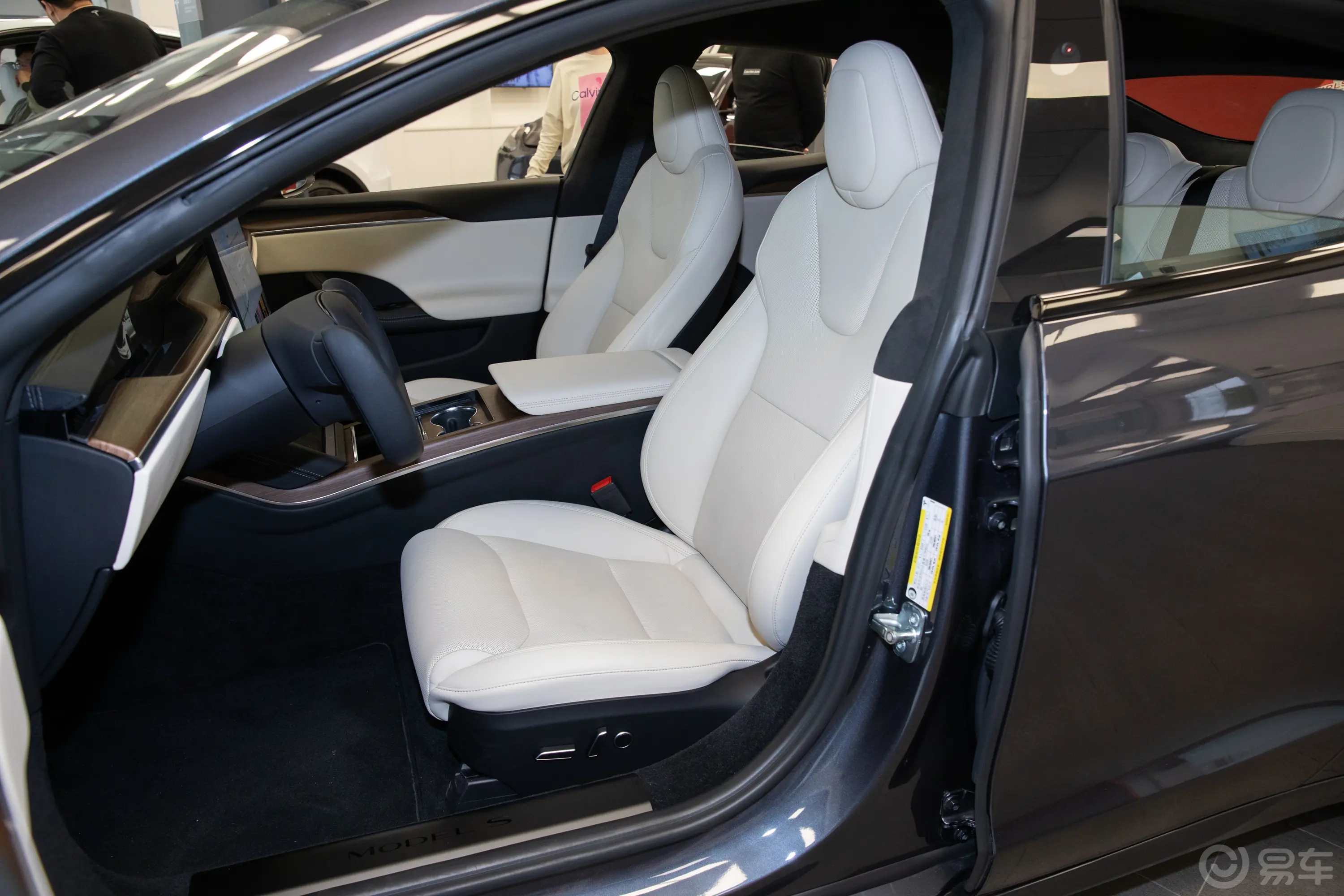 Model S715km 双电机全轮驱动驾驶员座椅