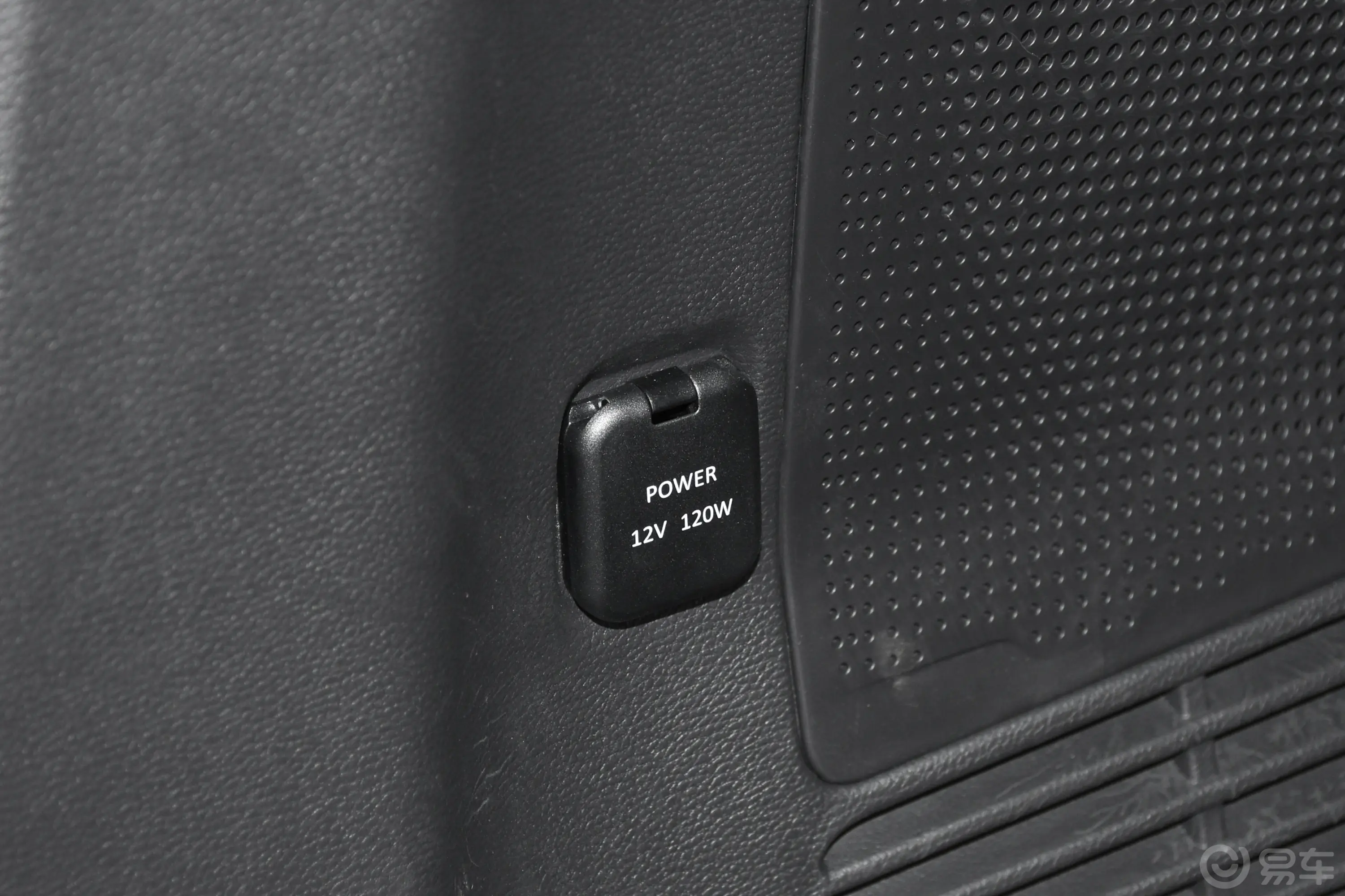 上汽大通MAXUS D90 Pro改款 2.0T 四驱亚马逊版 5座 柴油行李厢电源接口
