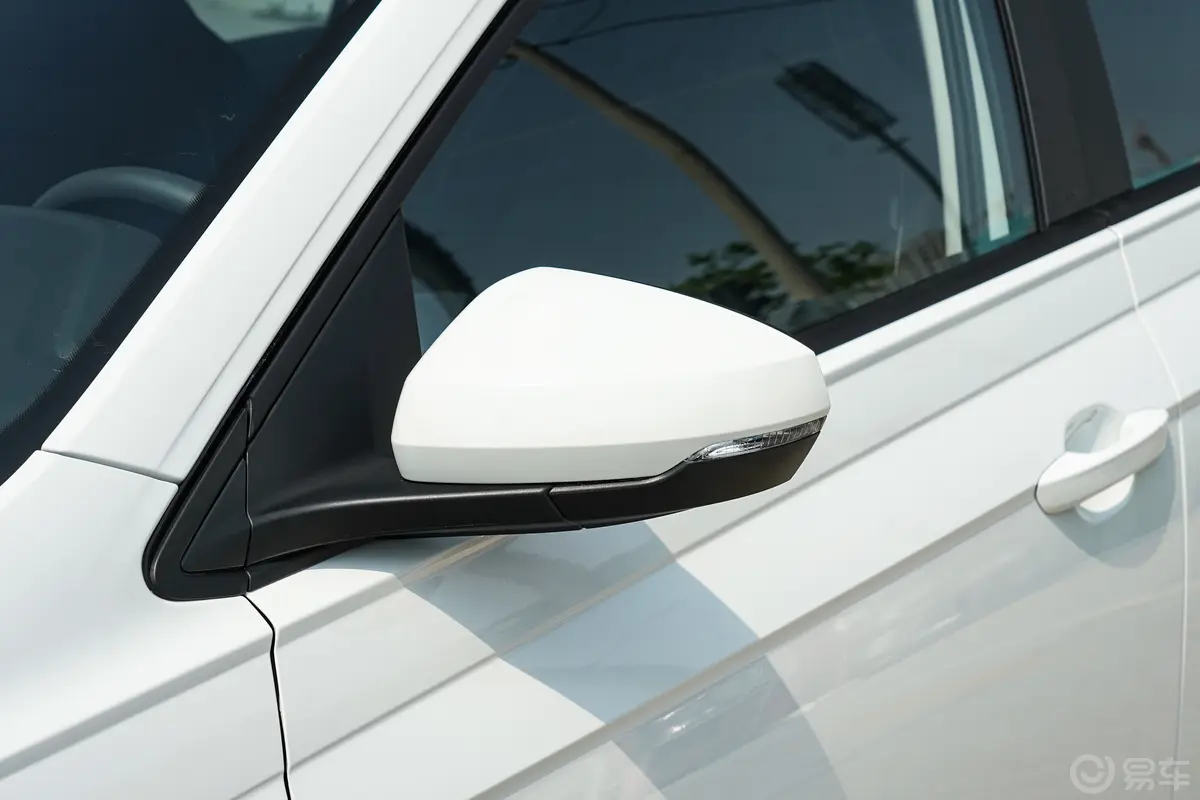 Polo改款 Plus 1.5L 自动纵情乐活版主驾驶后视镜背面