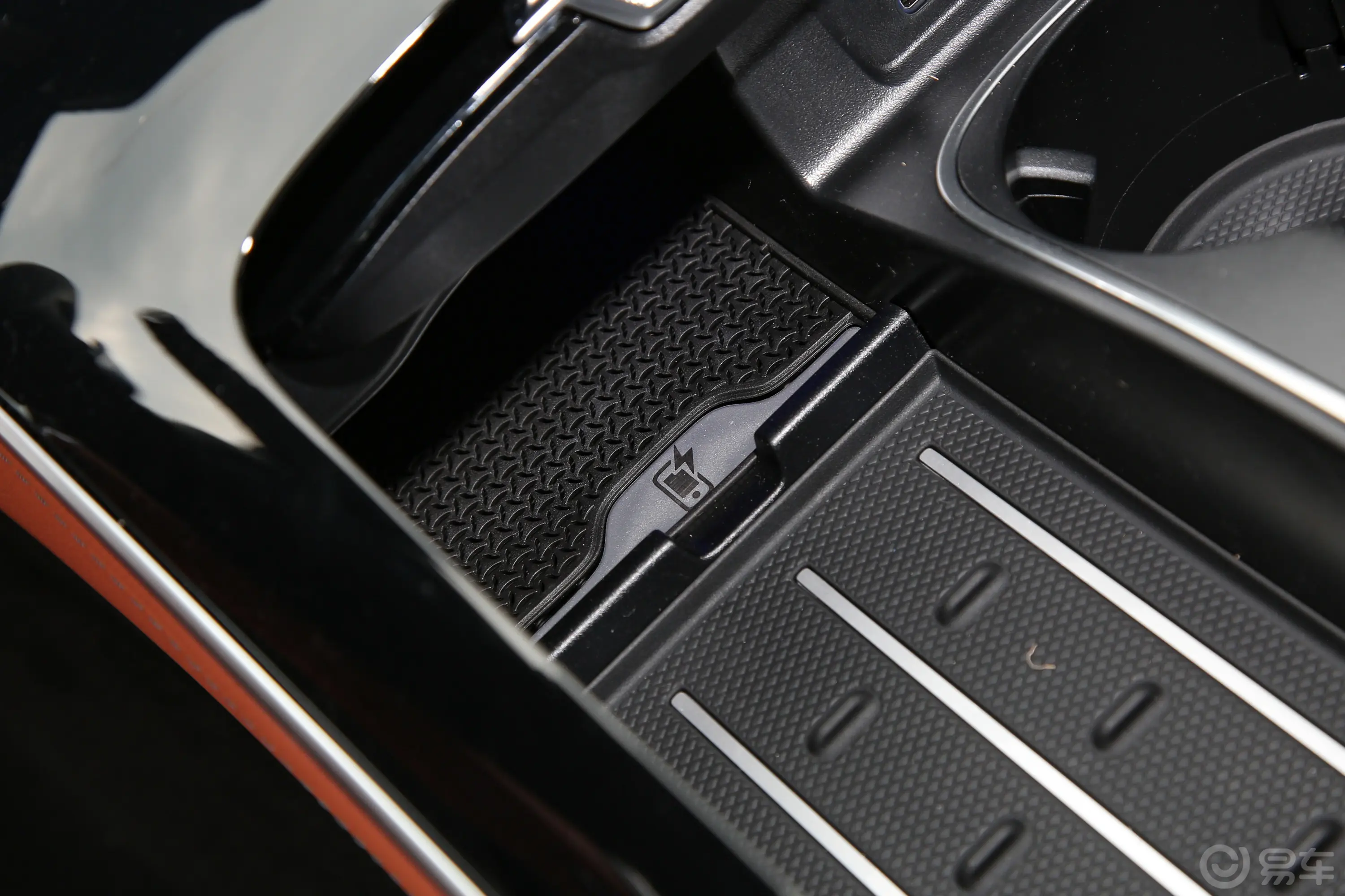 奔驰S级改款 S 400 L 豪华型无线充电区