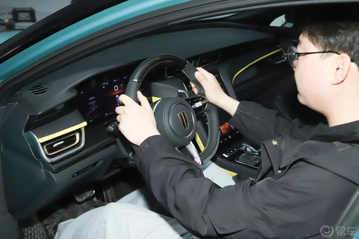 红旗H62.0T 致臻版主驾驶位
