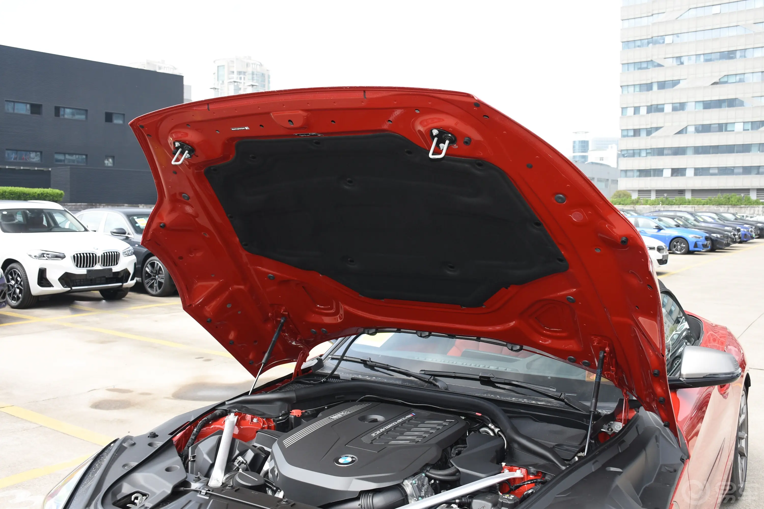 宝马Z4M40i M运动性能版前舱盖内侧