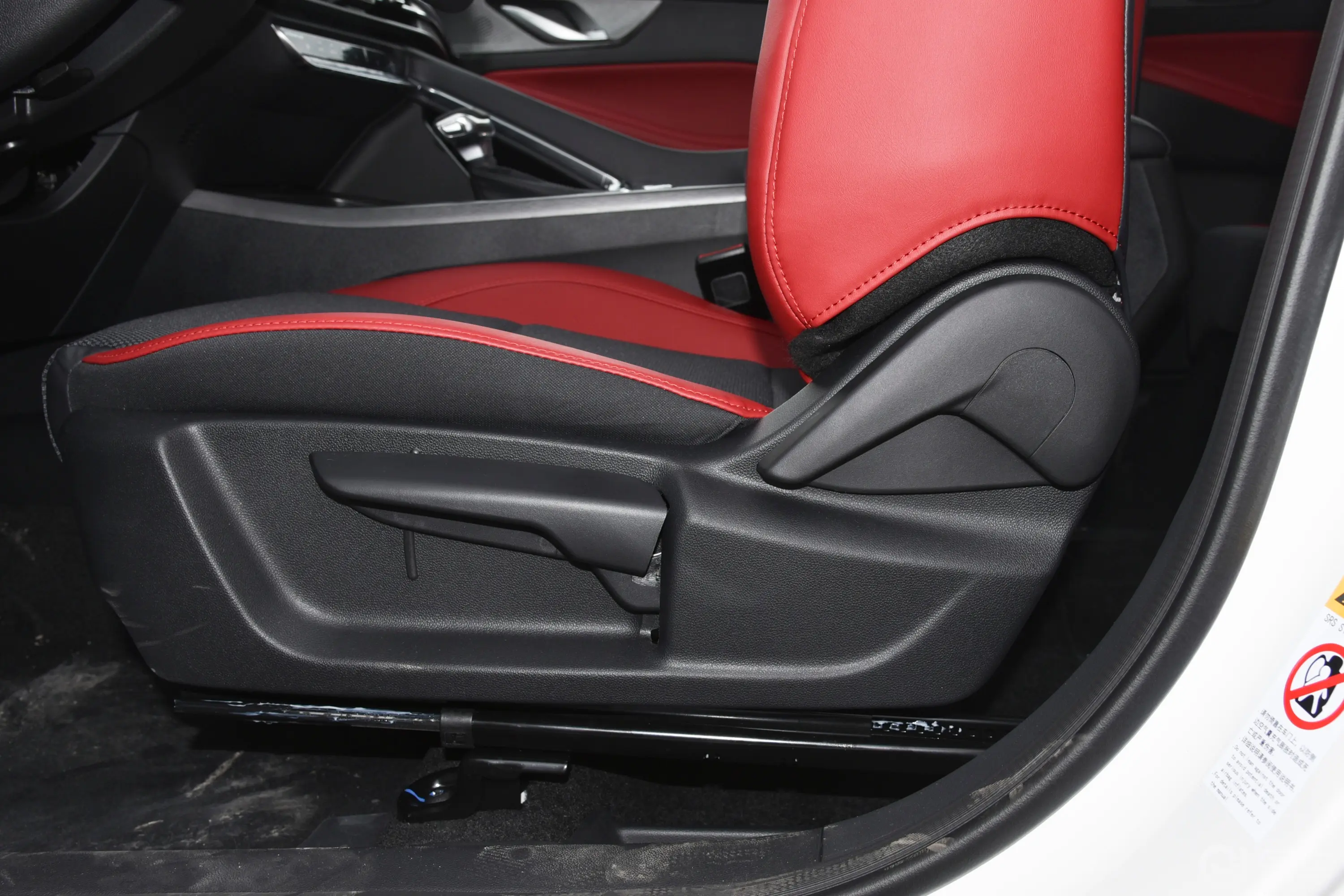 长安CS35PLUS畅享版 蓝鲸NE 1.4T 尊贵型主驾座椅调节
