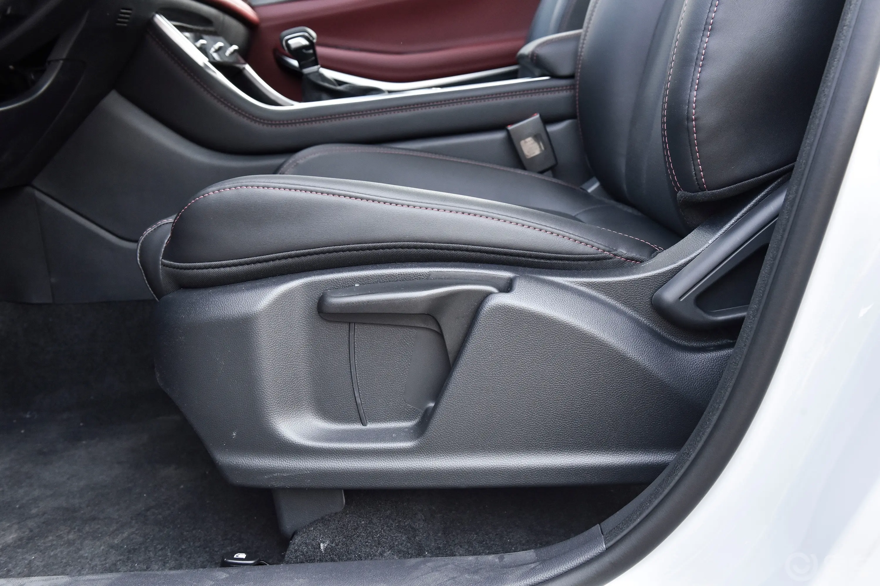 长安CS75畅享版 1.5T 自动豪华型主驾座椅调节