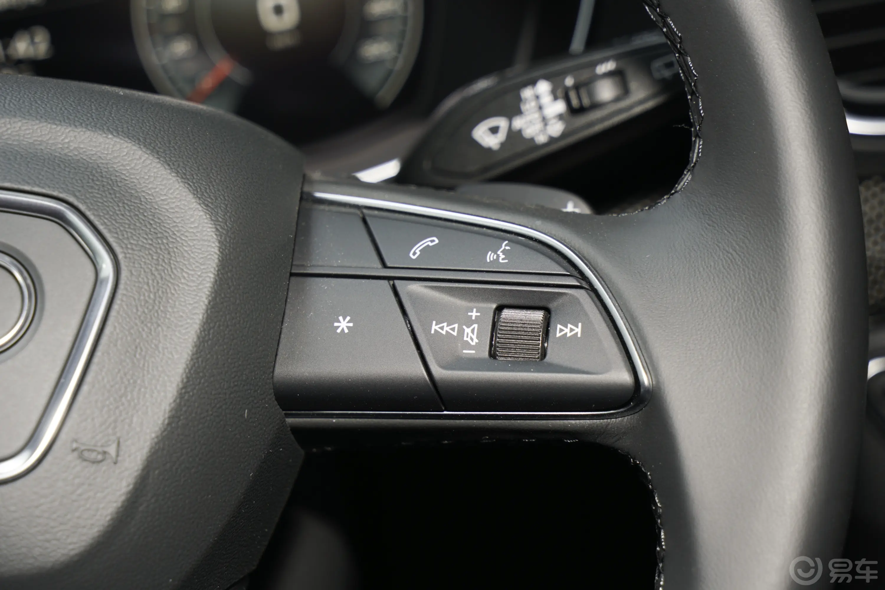 奥迪Q5L Sportback改款 45 TFSI 臻选型右侧方向盘功能按键