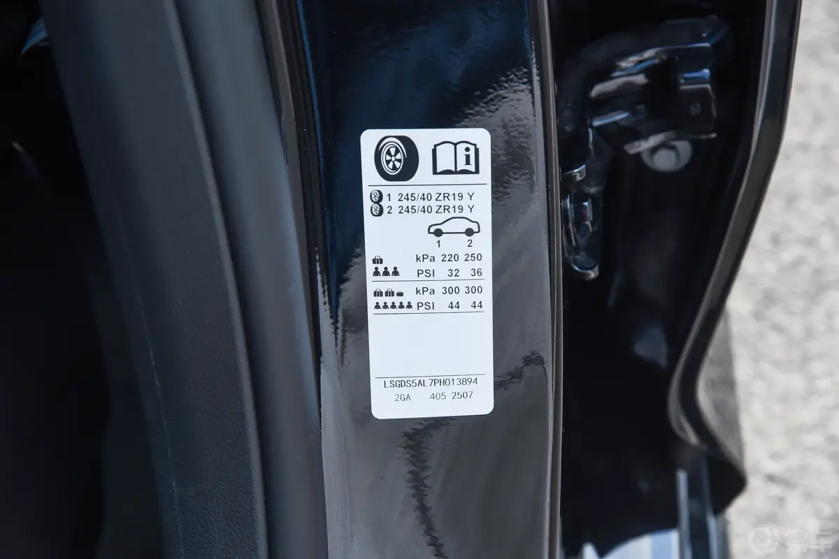 凯迪拉克CT528T 铂金超级辅助驾驶版胎压信息铭牌