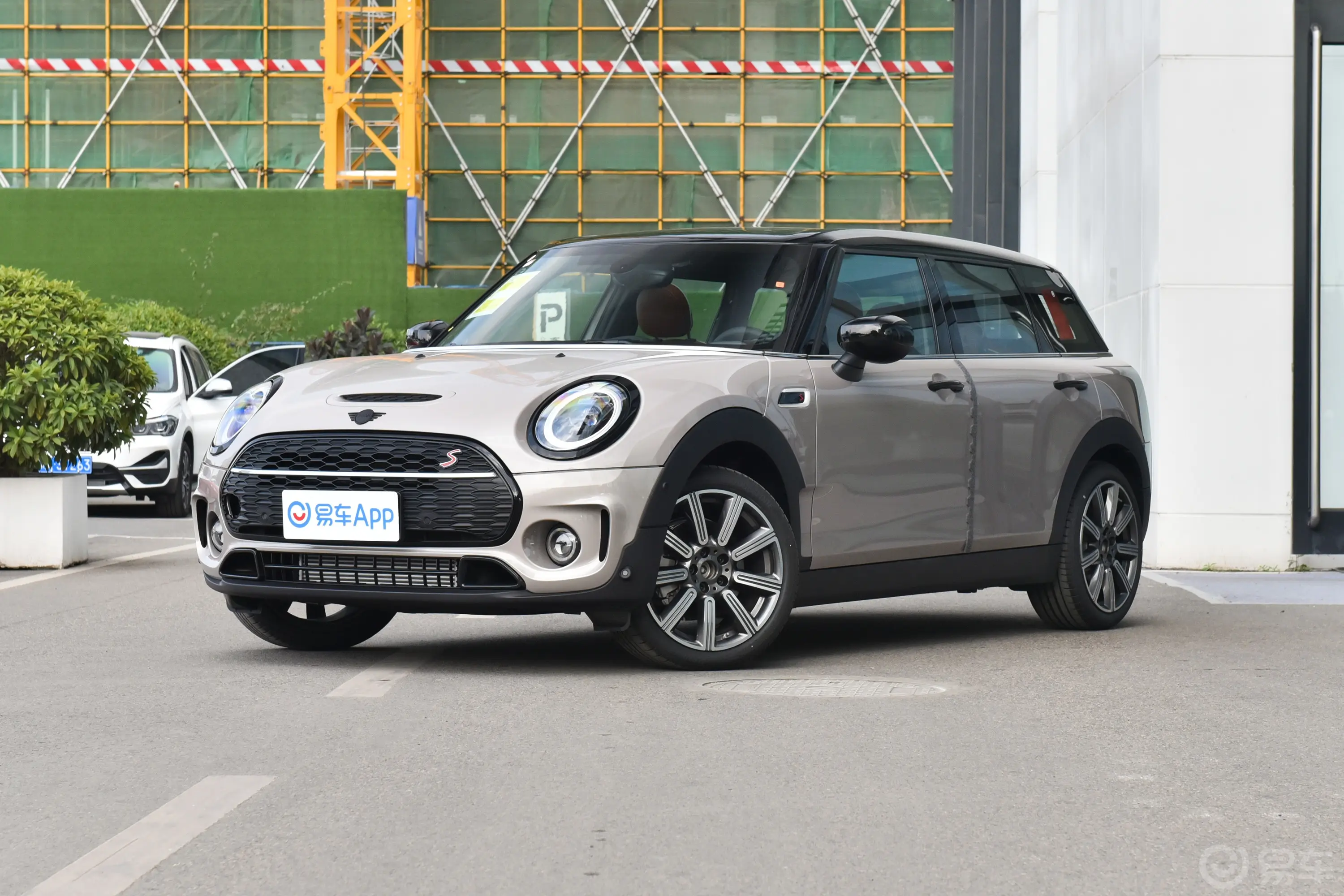 MINI CLUBMAN改款 2.0T COOPER S 鉴赏家侧前45度车头向左水平