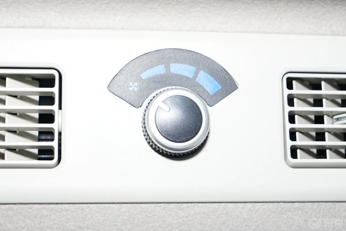 菱智M5L 1.6L 豪华型 7座后排空调控制键
