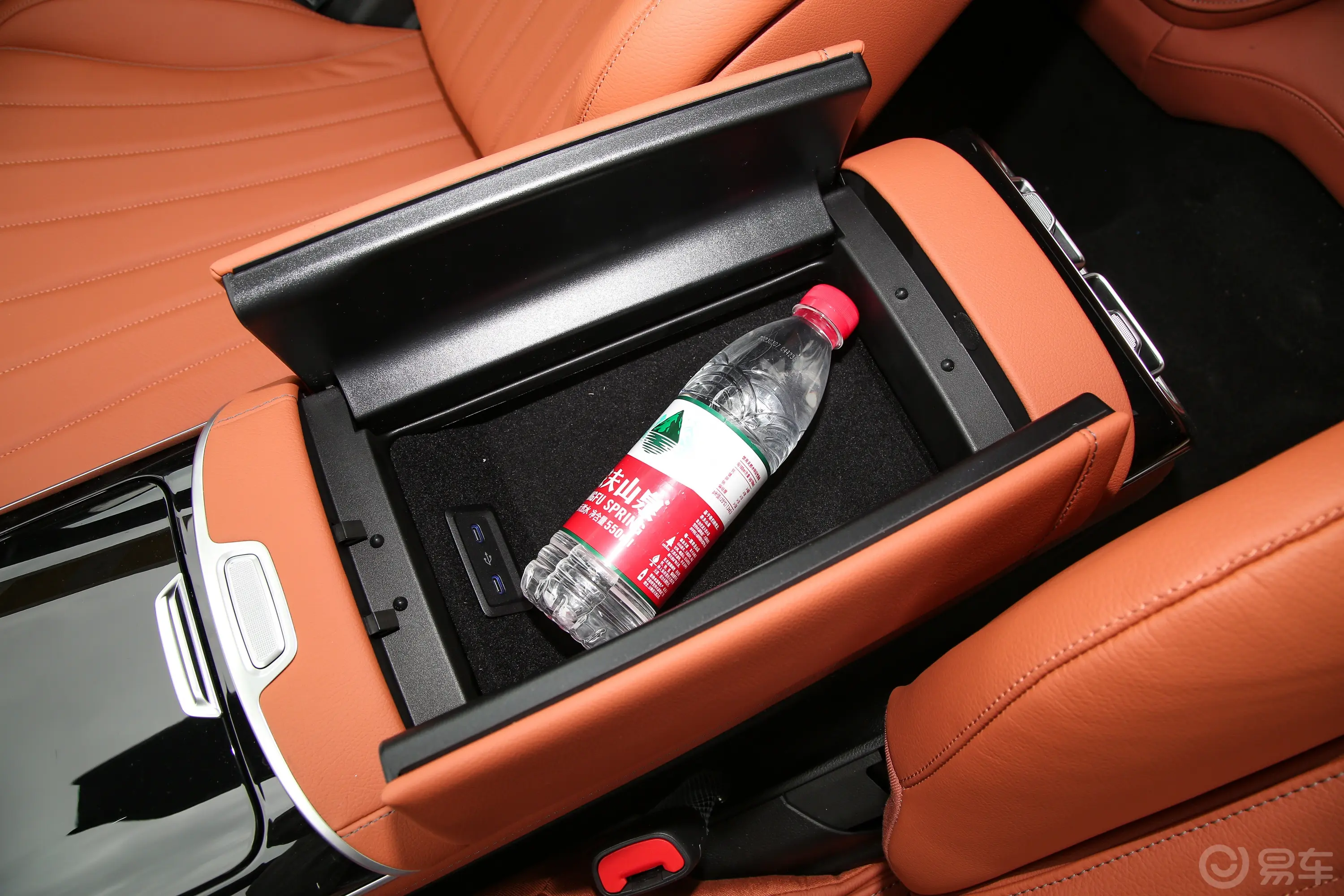 奔驰S级改款 S 400 L 商务型前排扶手箱储物格