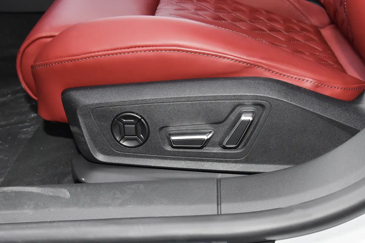 奥迪A7L55 TFSI quattro S-line 志远型 曜黑套装主驾座椅调节