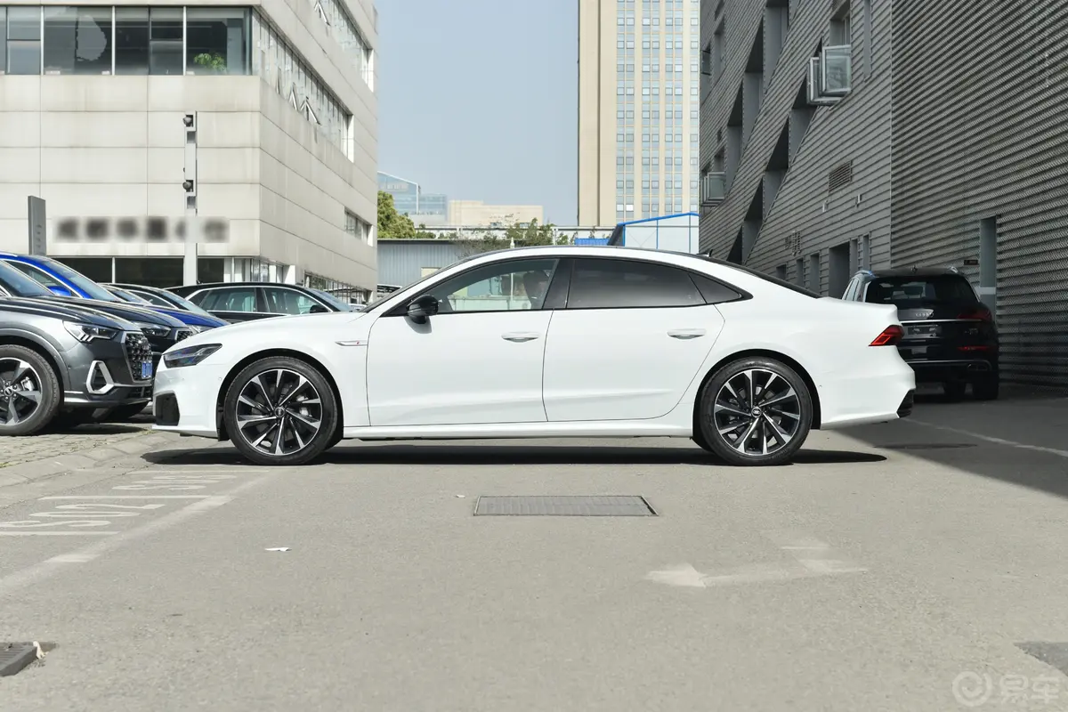 奥迪A7L55 TFSI quattro S-line 志远型 曜黑套装正侧车头向左水平