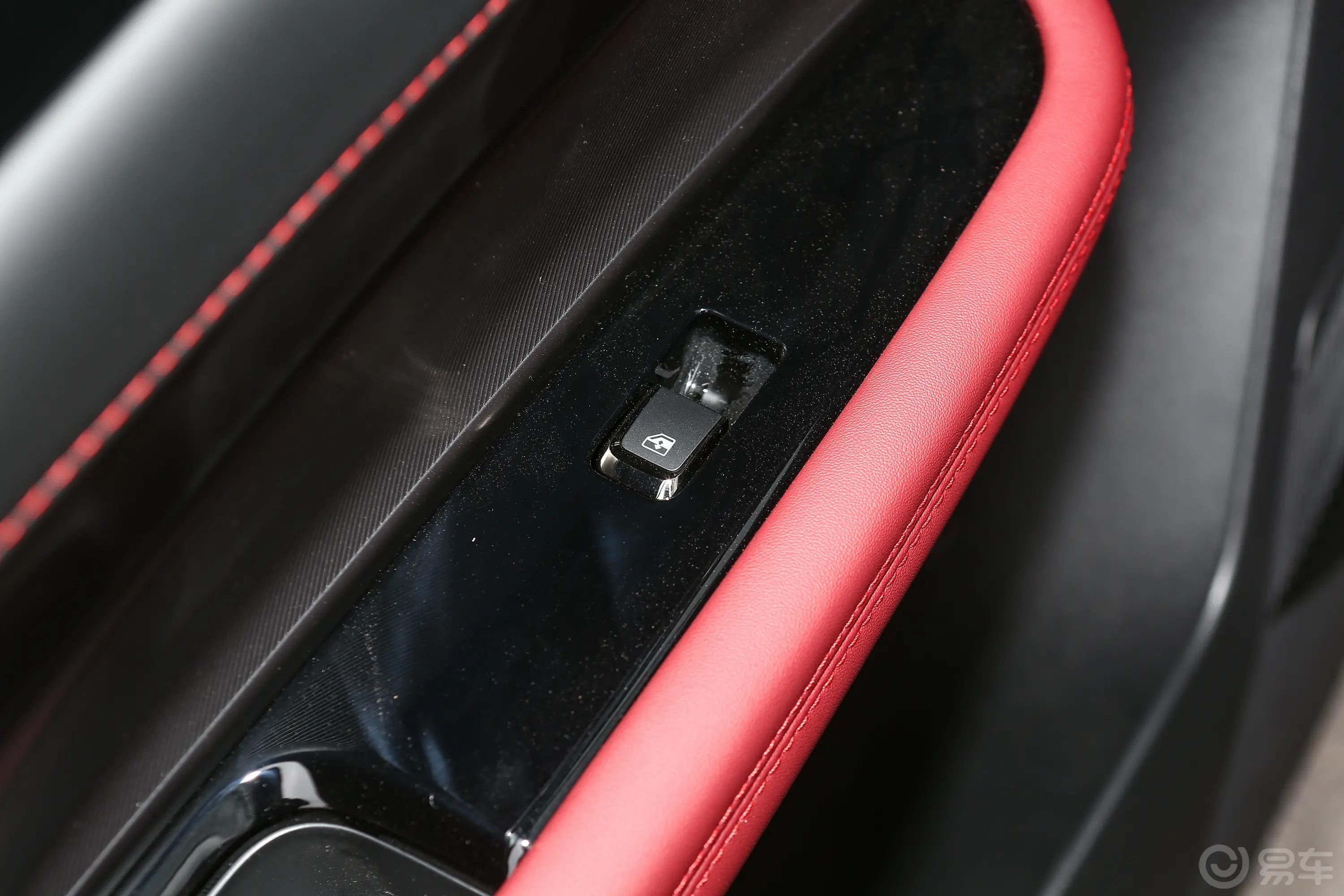 长安欧尚Z6蓝鲸 2.0T 自动智行型后车窗调节