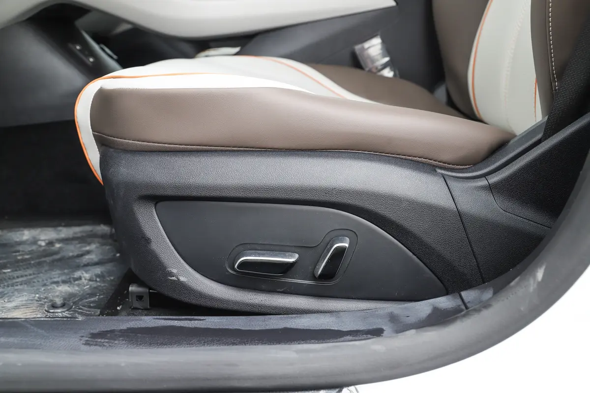 秦PLUS新能源EV 冠军版 510km 超越型主驾座椅调节