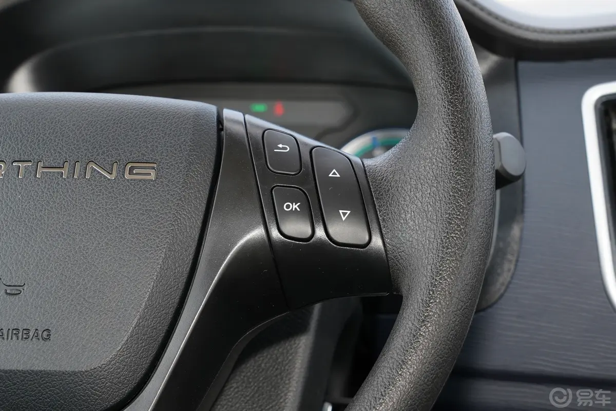 菱智M5 EV客运版 401km 标准型 7座右侧方向盘功能按键