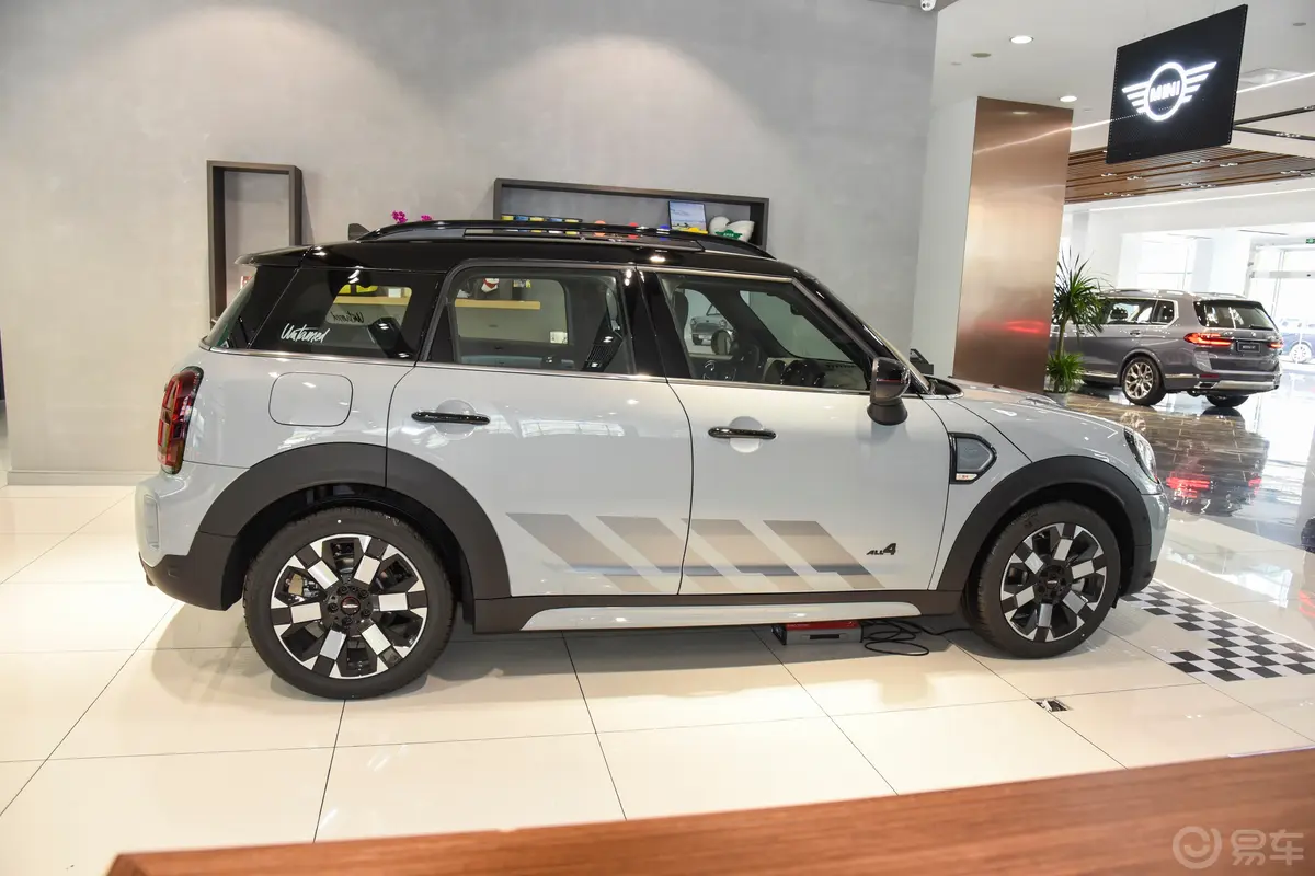 MINI COUNTRYMAN改款 2.0T COOPER S ALL4 不羁特别版正侧车头向右水平