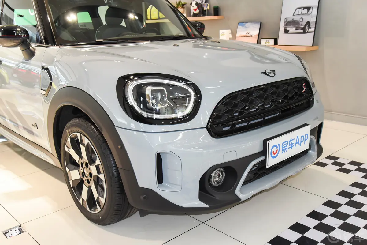 MINI COUNTRYMAN改款 2.0T COOPER S ALL4 不羁特别版前格栅侧俯拍