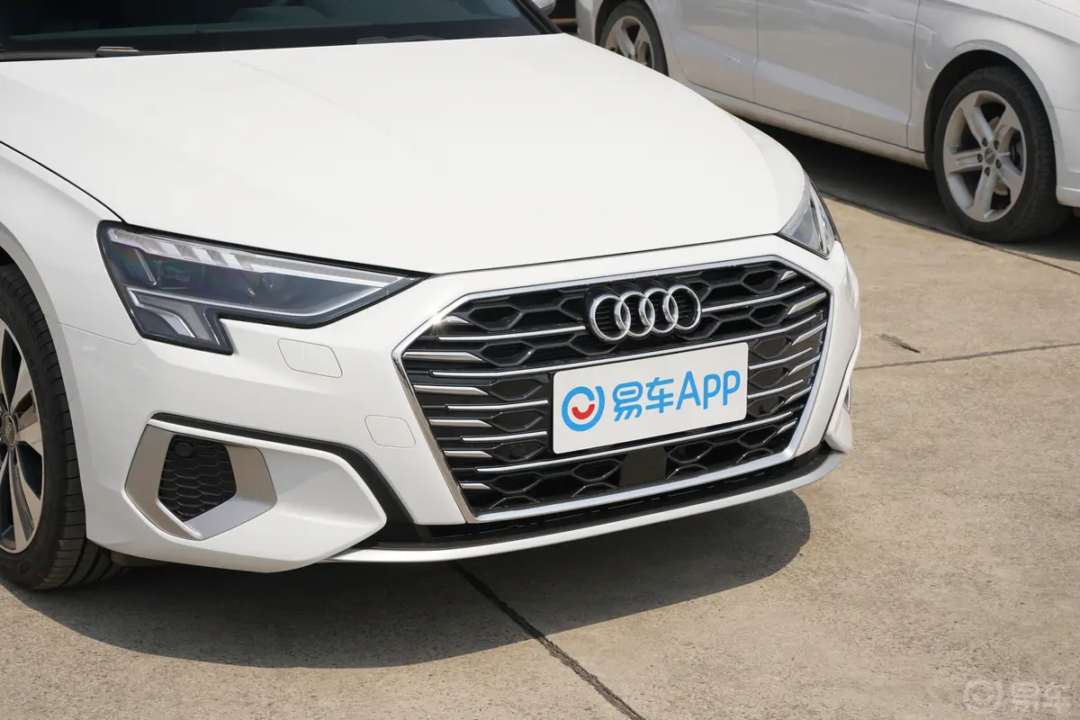 奥迪A3Sportback 35 TFSI 进取致雅型前格栅侧俯拍