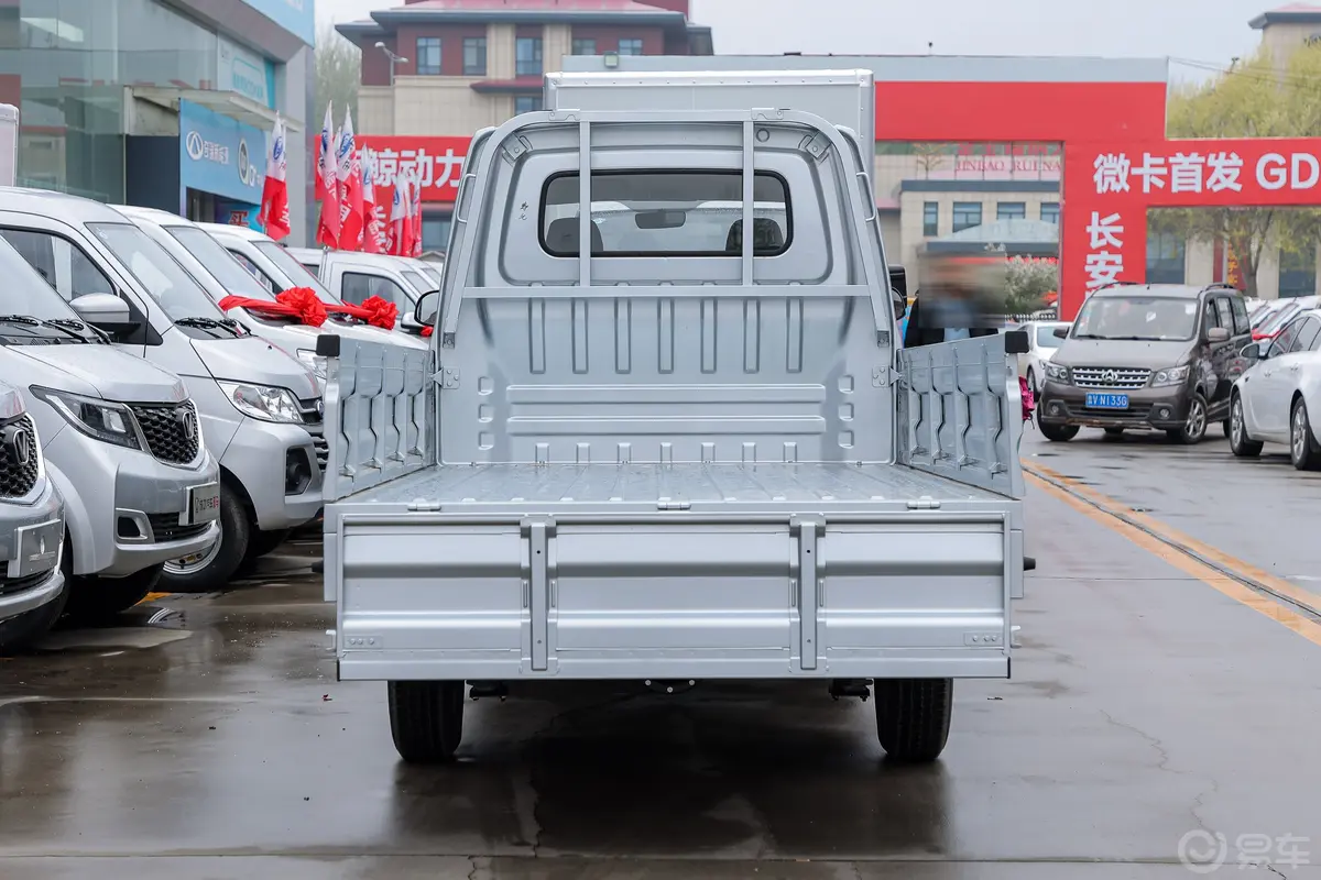 长安星卡1.5L 双排2.55米载货汽车标准型后备厢