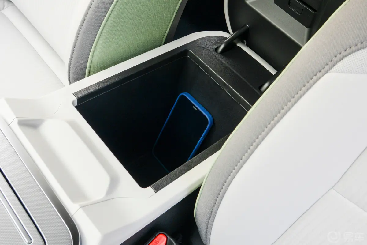 AION YPlus 610km 610 乐享版 三元锂前排扶手箱储物格
