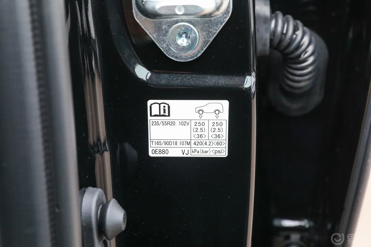 汉兰达双擎 2.5L 四驱骑士版 7座胎压信息铭牌