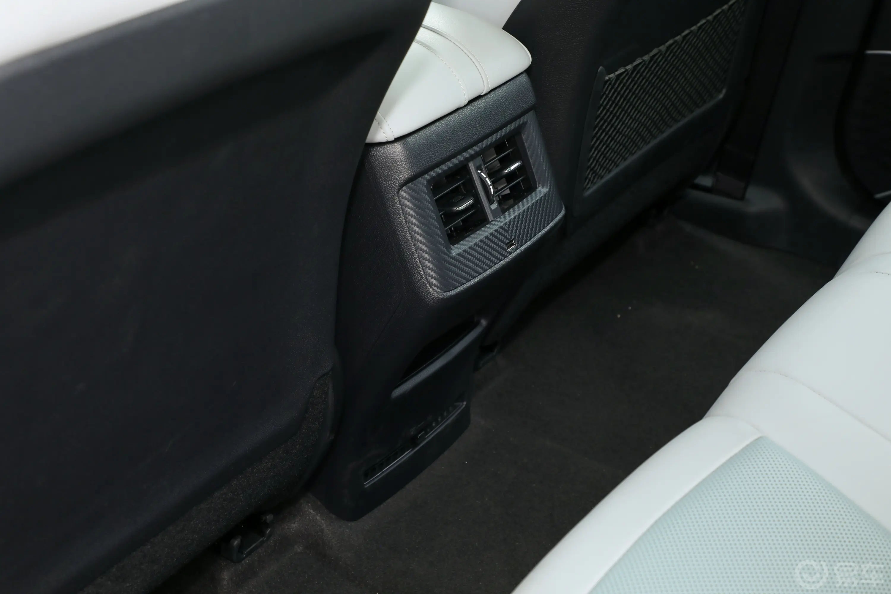启辰大V DD-i超混动1.5T 110km iT版后排功能
