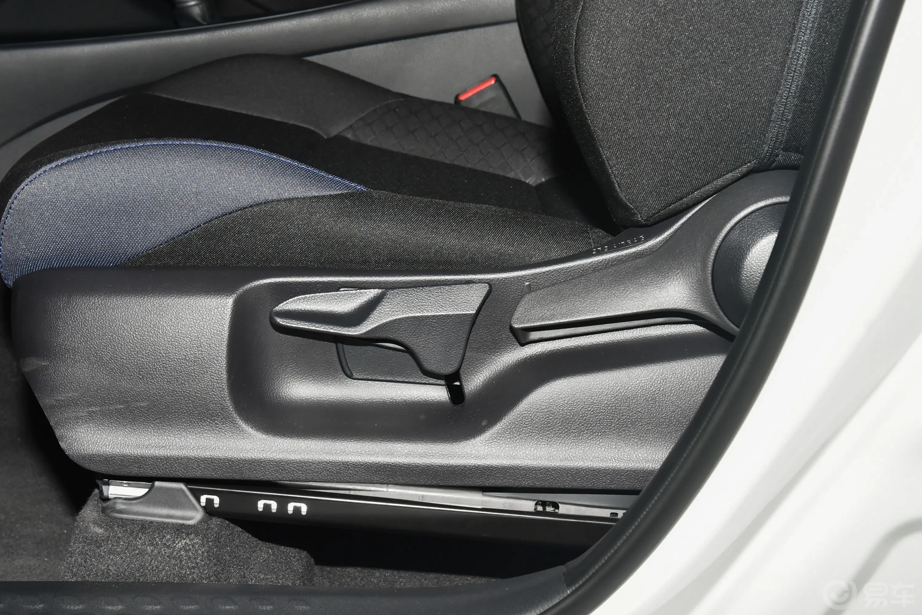 丰田C-HR2.0L 舒适版主驾座椅调节
